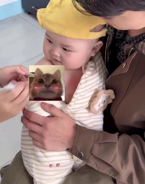 外网爆火！小孩打针视频播放破两千万，天真表情萌化全网谁能想到，一段小孩打针的短