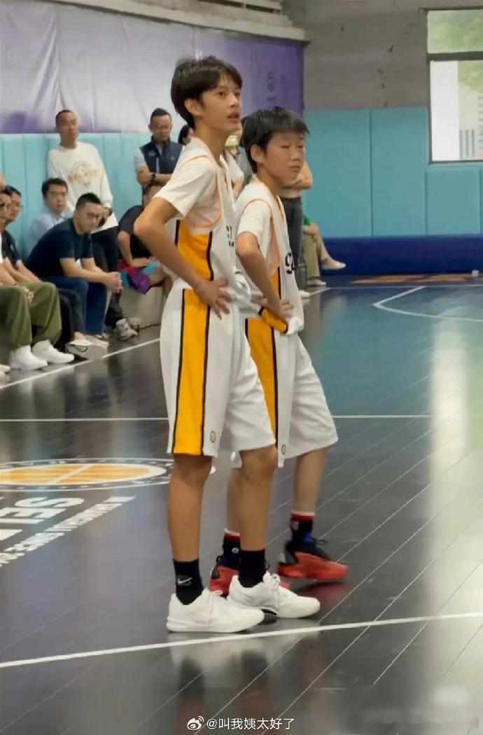 邓超儿子等等的脸好小等等的脸型好像孙俪等等微笑照超治愈！小脸笑起来超甜，脸型和