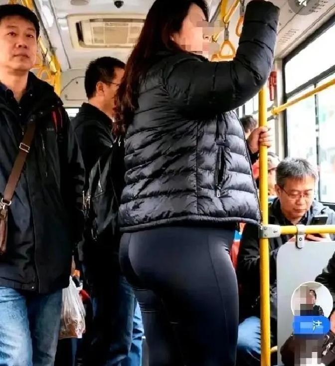 160斤挤公交，黑皮裤勒出肉褶，全车目光像针扎。有人皱眉，有人竖拇指。被盯