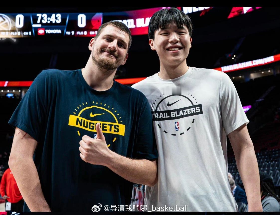 杨瀚森终于和自己的模版合影了，只可惜开拓者落后30多分还是不给杨瀚森上场机会杨瀚