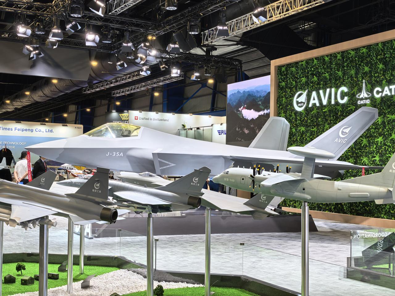 本届新加坡航展专业日告一段落，中国🇨🇳的中航工业展台最为壮观。除了巨大的歼3