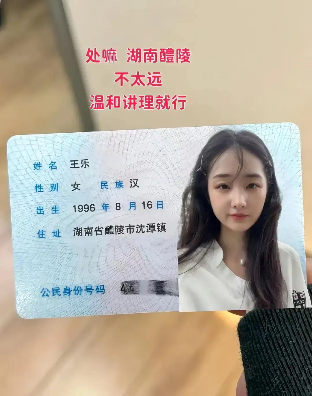 96年株洲儿科小护士下班把白大褂一脱，回家先把窗帘换成暖黄色，再点香薰、铺桌布、