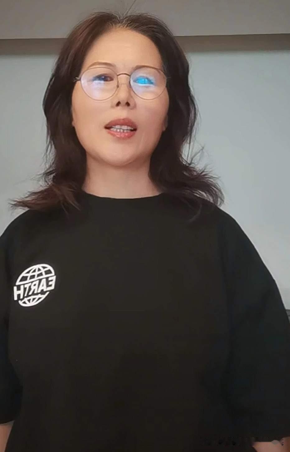 快看，汪小菲家的杨阿姨休息又开直播啦！本来周三该耍假，计划好切阳明山赏绣球