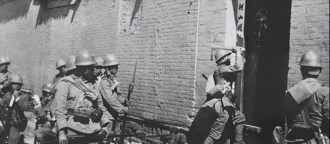 1943年，16岁的小伙在粪车上藏了一份重要情报，大摇大摆赶着牛车出城，为了躲避