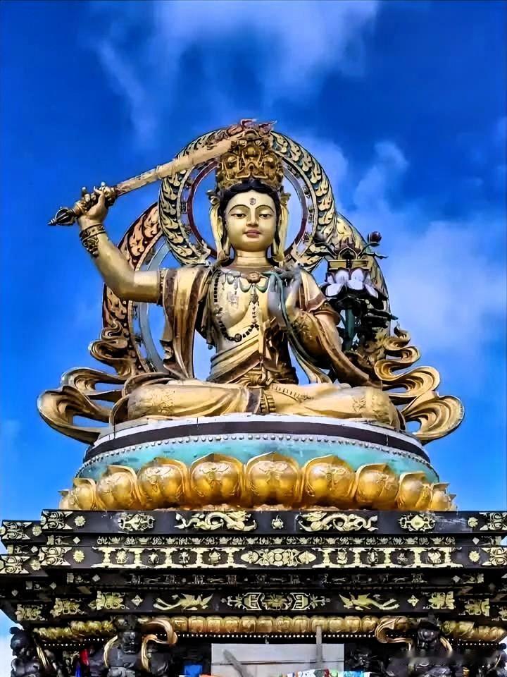 文殊一剑，斩尽人间无明金辉映彻蓝空，圣像端坐莲台。这尊文殊菩萨圣像，