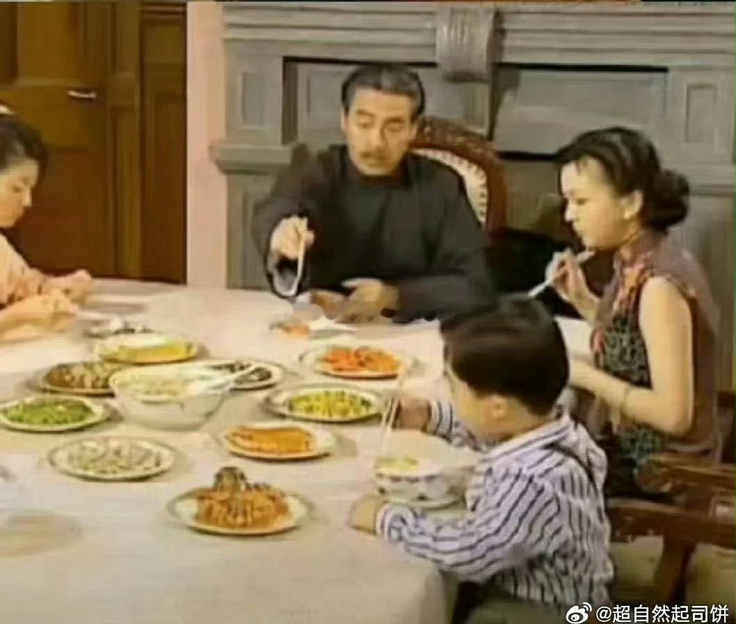 原谅我一直get不到这种长方形的饭桌，吃饭根本夹不到菜啊，为啥那些豪门却很喜欢这