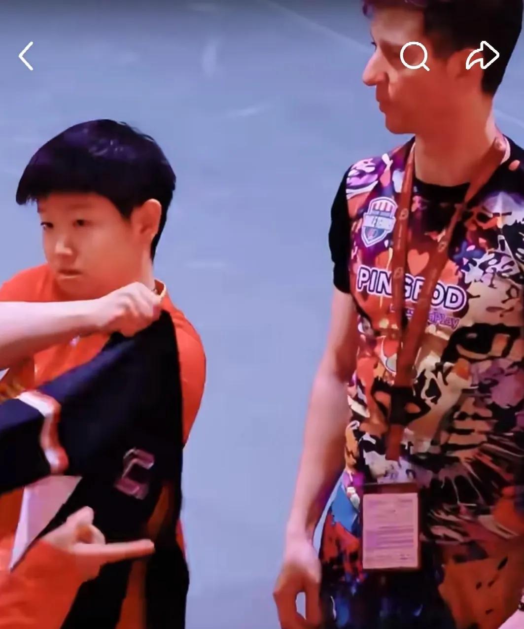 亚当不是一般地慕强！他一直喜欢并崇拜莎莎，他还跟莎莎跳过小苹果，从来都是不