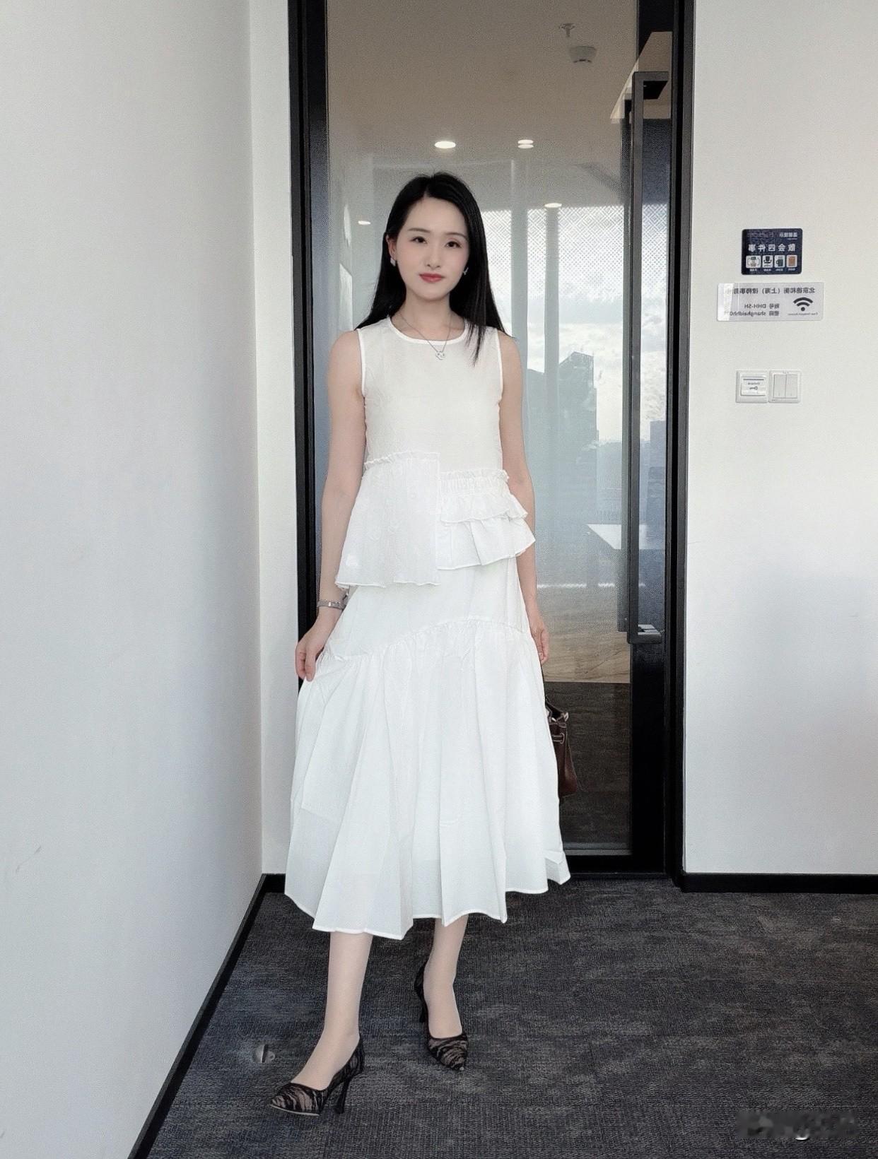 什么样的女生让人过目难忘?一袭白裙美若天仙、清丽脱俗，一颦一笑仿佛让人置身仙境，