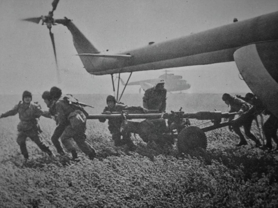 捷克斯洛伐克伞兵从Mi-17直升机上卸下82毫米vz.59无后坐力炮