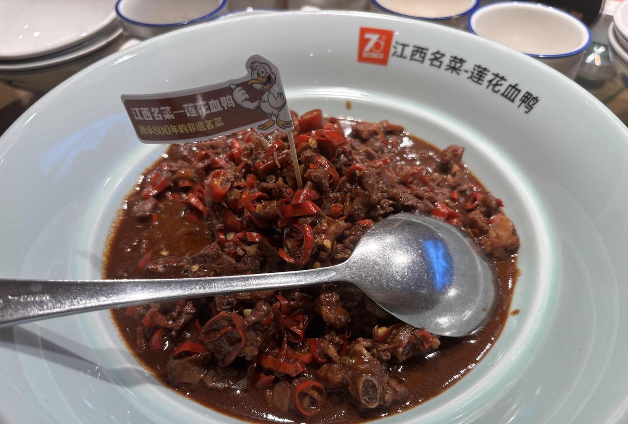 深圳比沈阳气温低一度，不过比沈阳热，大概是因为深圳湿度更高。到深圳吃了一顿江西菜