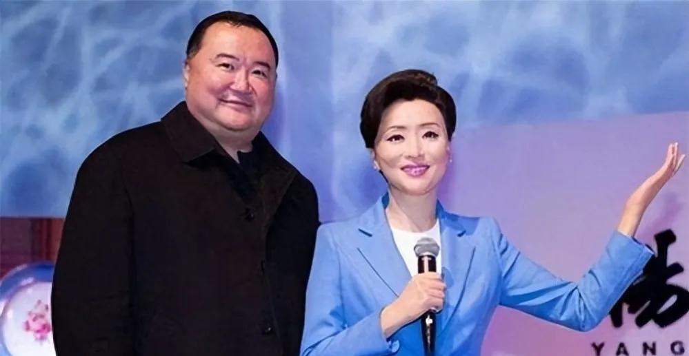 1995年，杨澜回国后做的第一件事，便是向英俊的丈夫张一兵提出离婚，并直言：“错