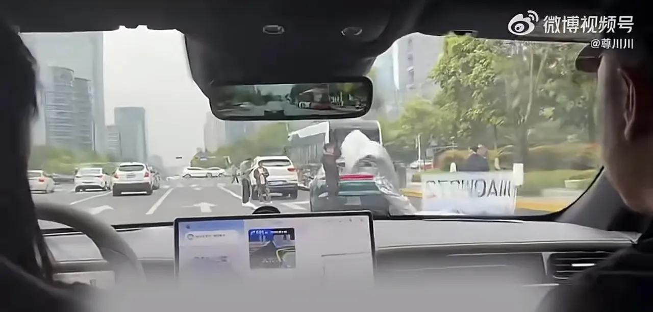 请问这两台是同一款车吗？
