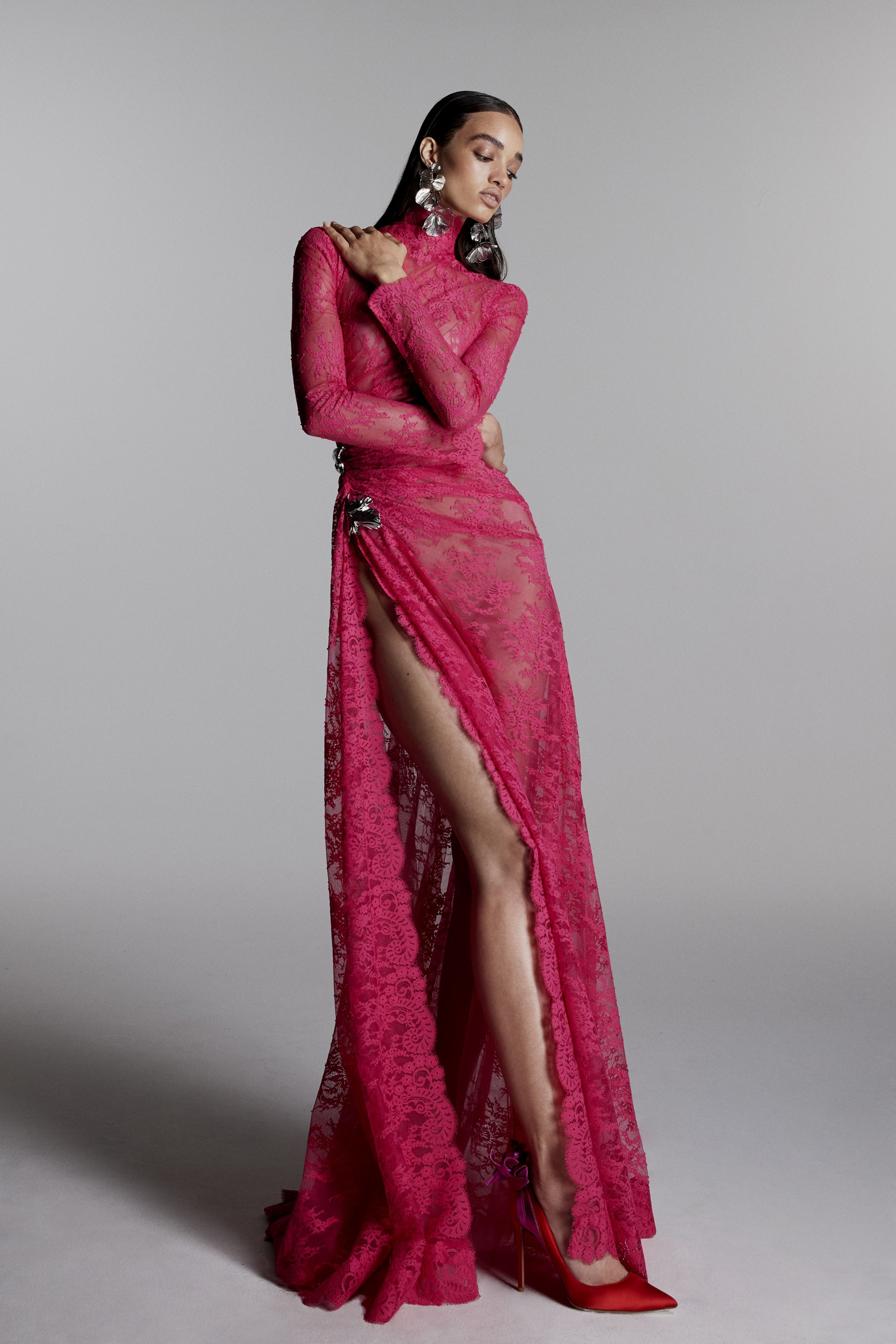 MoniqueLhuillier正式揭晓2026秋冬系列，推出多款优雅裙装，