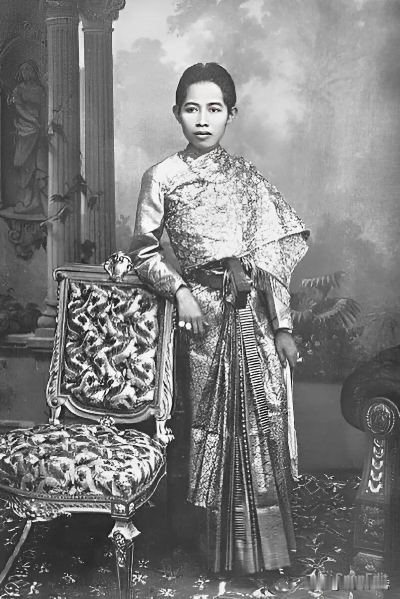 素拉旺瓦达皇后（萨旺瓦塔纳，斯里萨瓦林迪拉王太后），拉玛九世（普密蓬大帝）的奶奶
