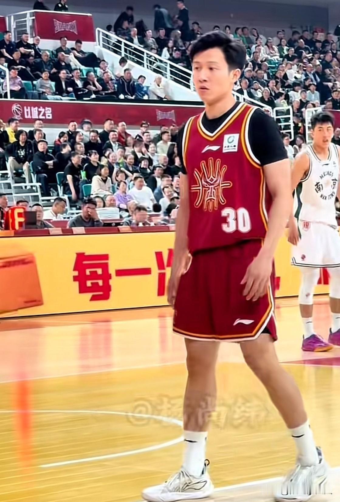 山西男篮的卢骏，昨天首次亮相，就给球迷来了一个大惊喜。最后一节，教练派他出场。