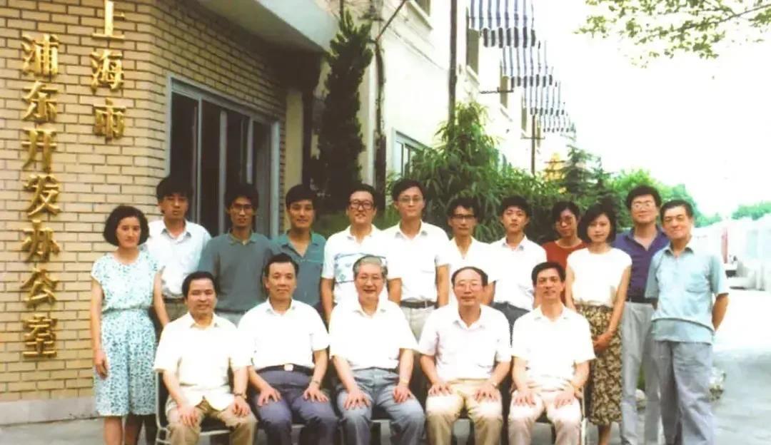 这是1991年浦东开发办公室领导的合影照，其中最有名的就是第1排右二的黄奇帆，他