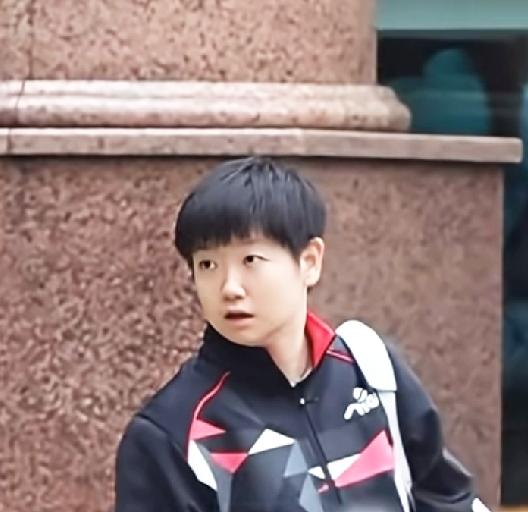 偶然澳门都是熟人局，莎莎上训路上随便都能遇到熟人。莎莎一大早去上训，一边