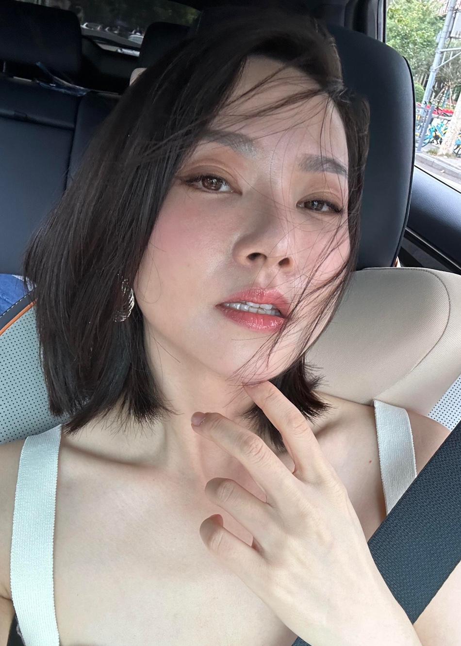 车内自拍，凌乱发丝，甜美微笑，时尚耳环，轻松自在的一天。