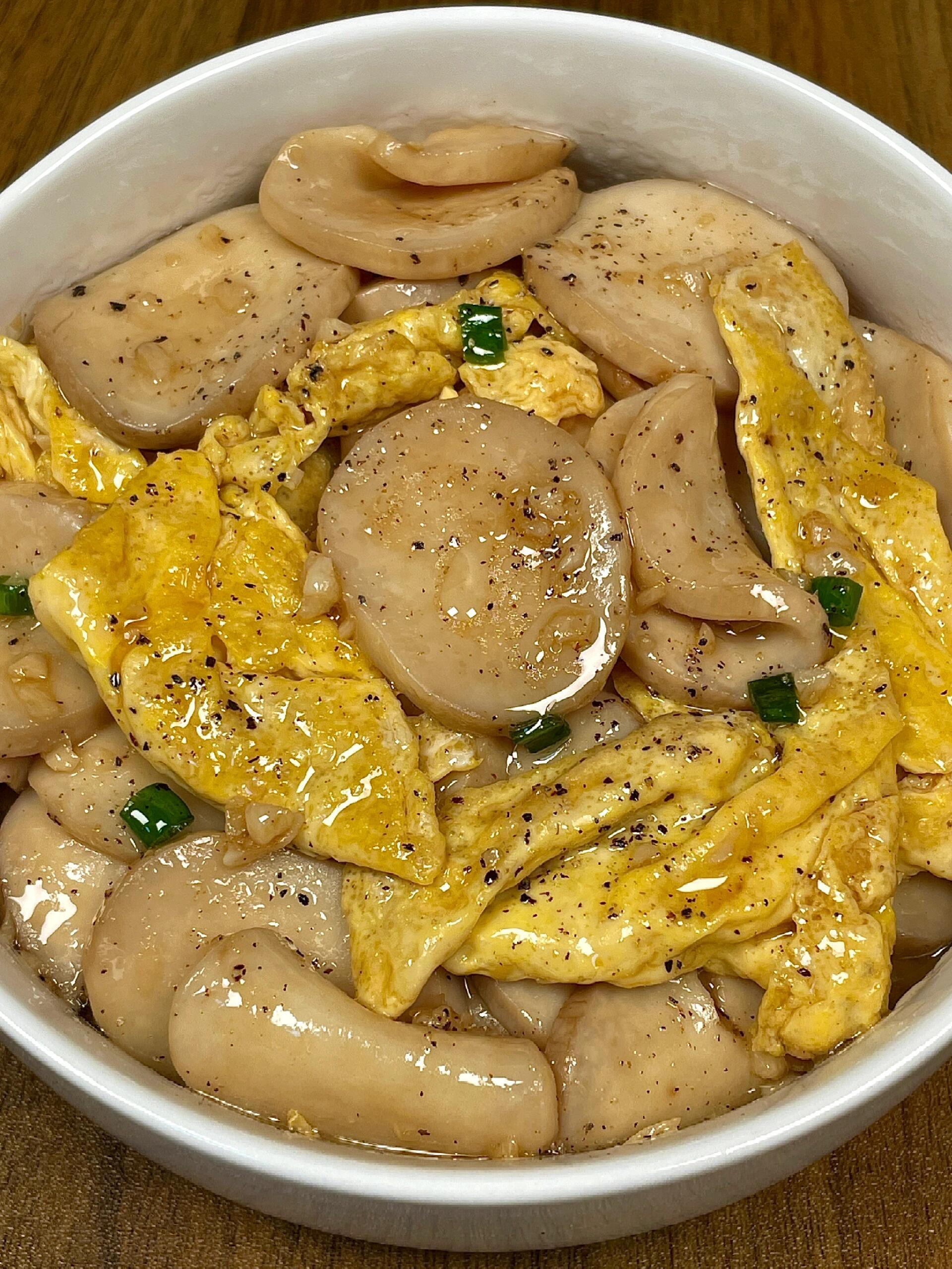 今天分享一道好吃又下饭的家常菜。杏鲍菇炒蛋！巨巨巨好吃！配上米饭嘎嘎香。喜欢的家