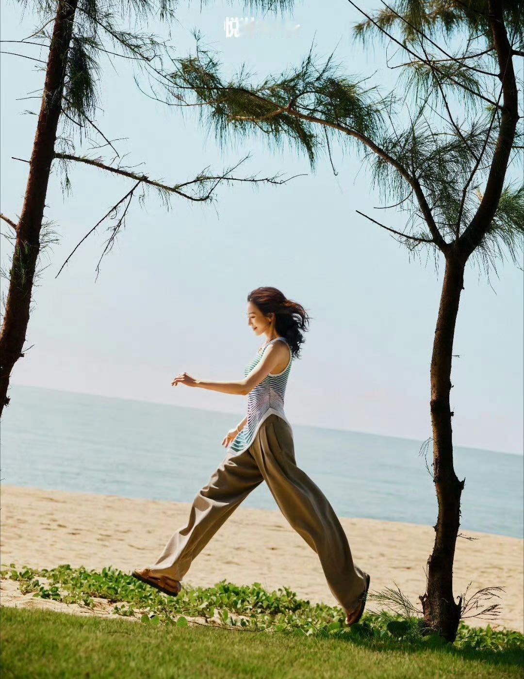 张钧甯和黎族织娘牵手当她俯身牵起阿婆的手，黎锦纹样里的青蛙寓意多子多孙，细线条象
