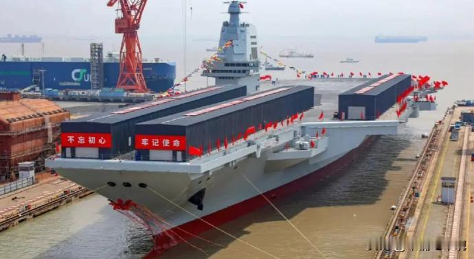 外媒：世界最大航母要来了，中国抬高航母门槛，美国怎么办？外媒称，卫星图像显示，