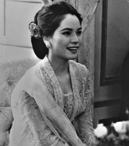 1959年，印尼总统苏加诺秘密访问日本，日本知道他好美人，所以特意挑了一个19岁