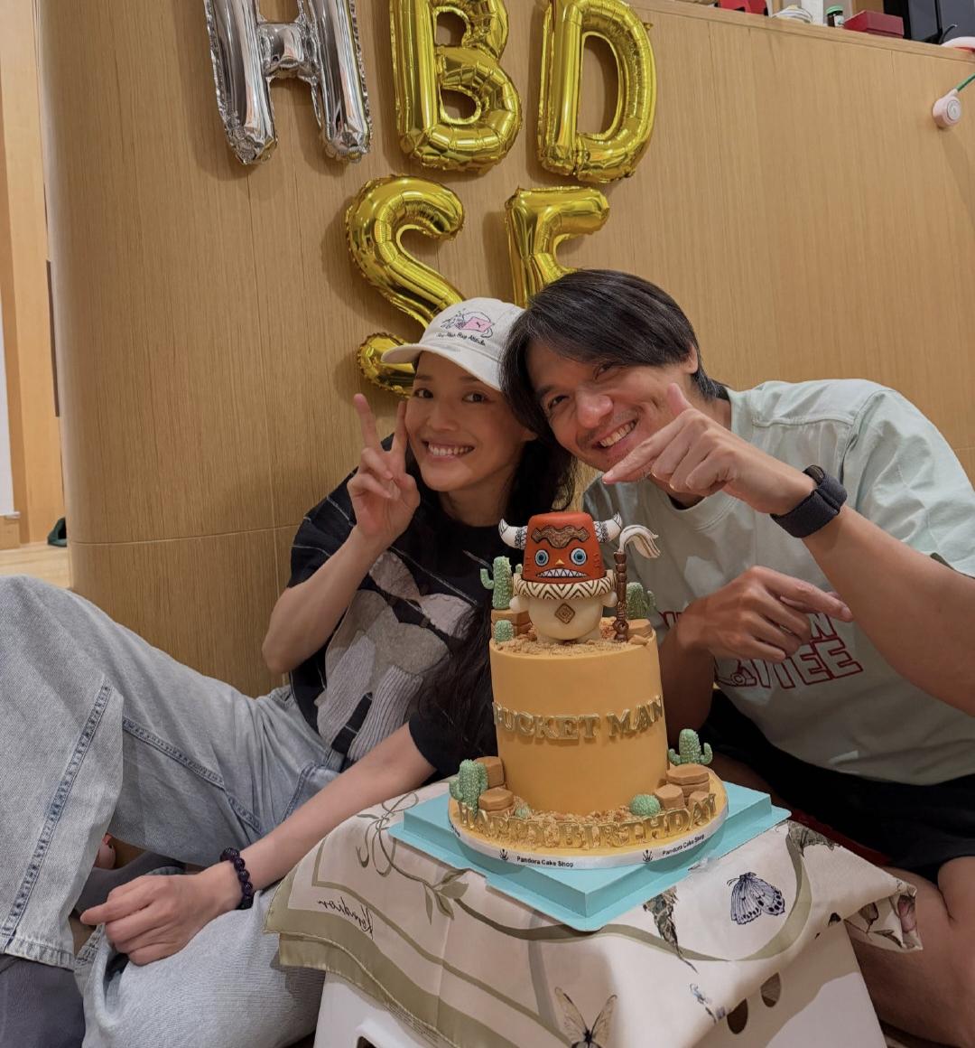 舒淇回香港为老公冯德伦庆祝52岁生日，夫妻俩在家里低调庆祝，两只宠物猫都有出镜，