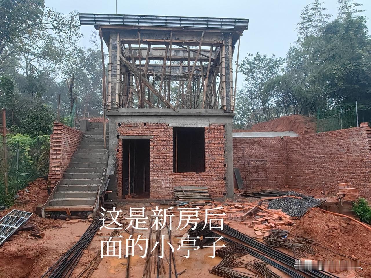 再三考虑，动用了自己的养老钱回家造一幢属于自己的房子，只有这样，才能存放下那颗忐