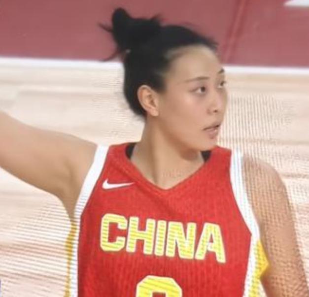 王思雨都要被气死了，唐子婷啊唐子婷，最后十几秒了，韩国队抢到篮板，为什么不赶紧上