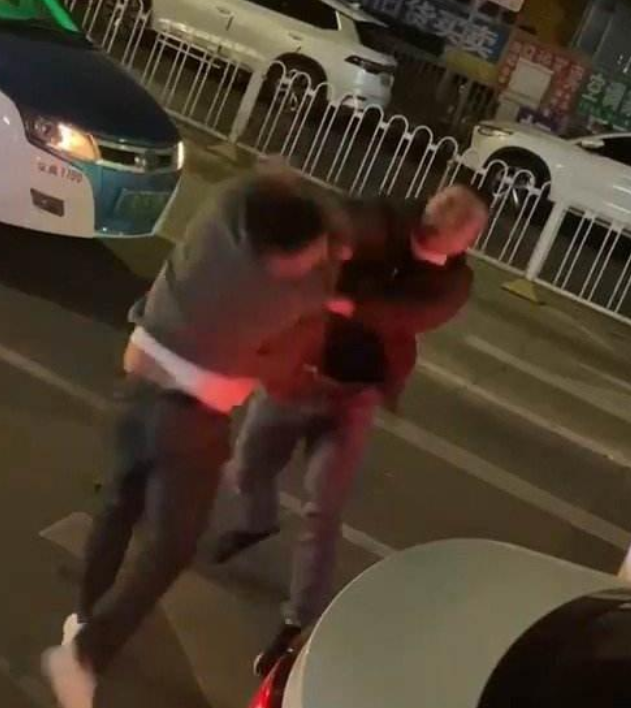 山东淄博，一6岁男孩抱走了邻居家的4只狗崽，邻居上门讨要时，却被男孩的父亲指责其