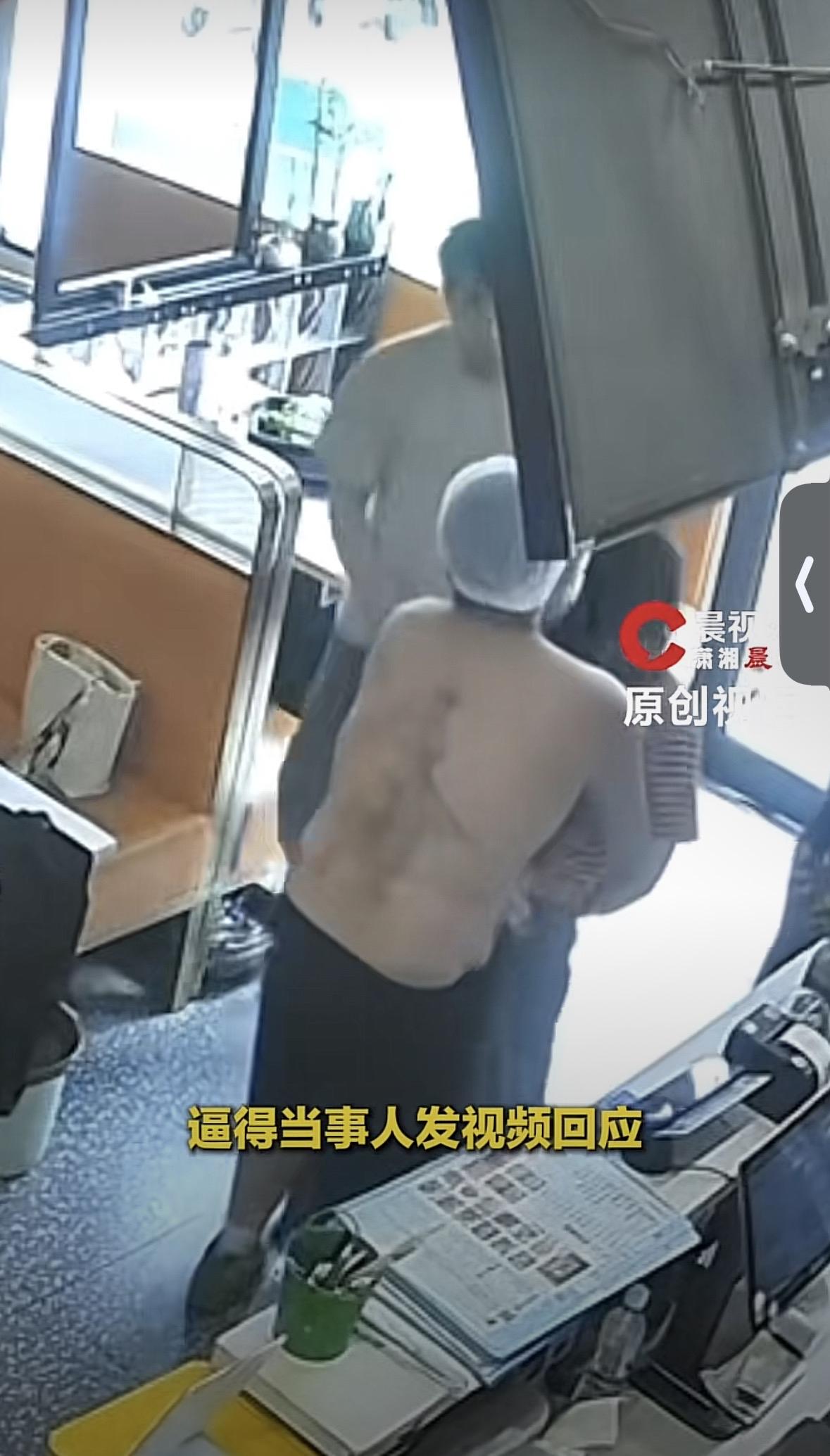 你最近刷到那个厨师救人的事没？饭店里的女客突然晕倒掉进了鱼池里，后厨的男厨师正光