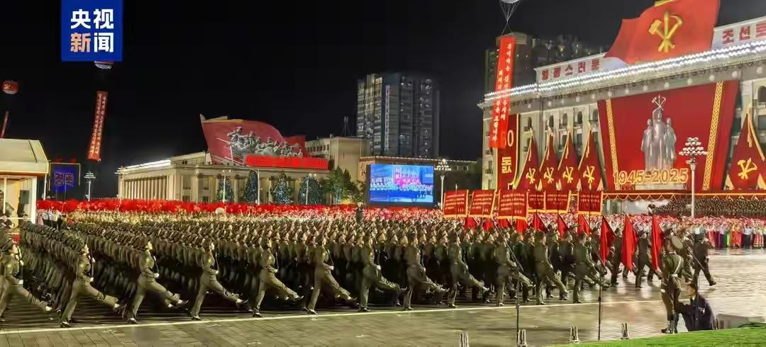 继我国93阅兵之后，朝鲜在这次阅兵时也秀了一把肌肉。比如这次在阅兵仪式上展示了
