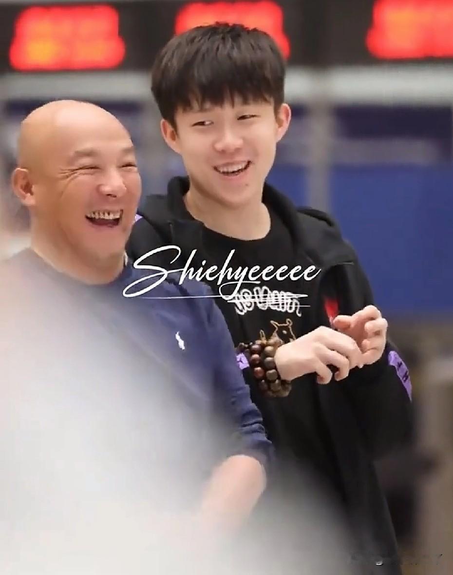 肖指导这是老来得子(女)的节奏！对头头和妞妞的喜爱真是溢于言表！咱就是说，家