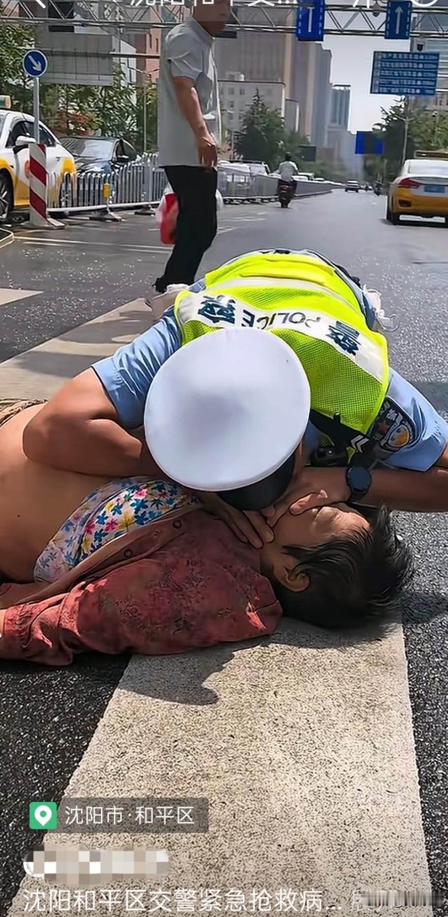 向沈阳和平这位伟大的交警致敬，给他点赞。本来就不是他的职责，他也没有这个义务