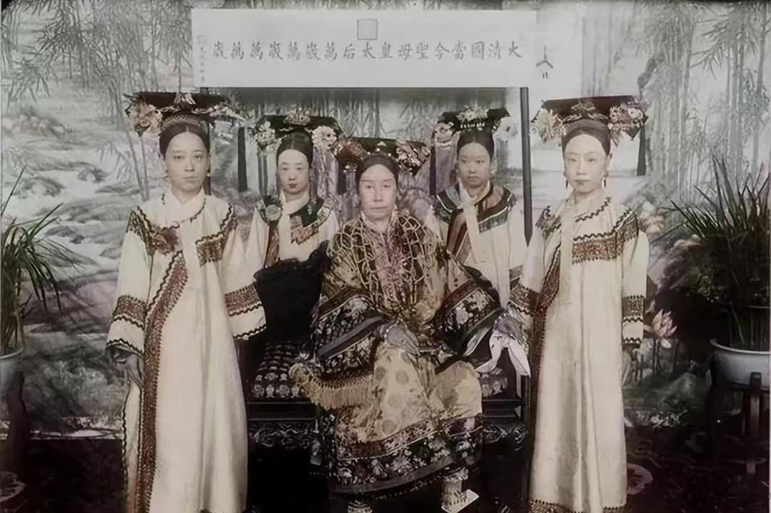 1908年，光绪帝瀛台暴毙，临终前咬碎牙齿，急诏载沣嘱咐他一件事。瀛台之上，风云
