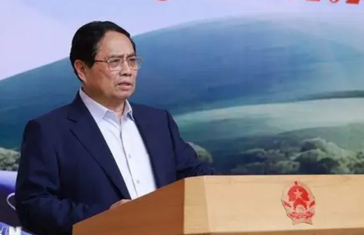 越南前脚与美国签订关税协议，对转口贸易征收45%关税，后脚越南再次邀请解放军仪仗