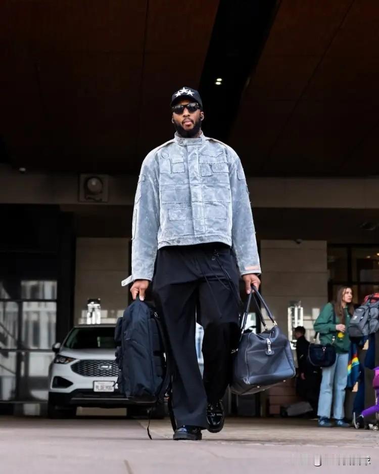 火箭悍将奥科吉真是彻底的凉凉了！在今天火箭主场迎战骑士的上半场比赛中，奥科吉惨遭