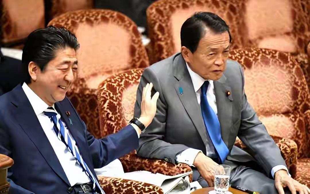 高市早苗背后的支持者麻生太郎，已经开始转向了。这事儿听着可能有点复杂，但说白