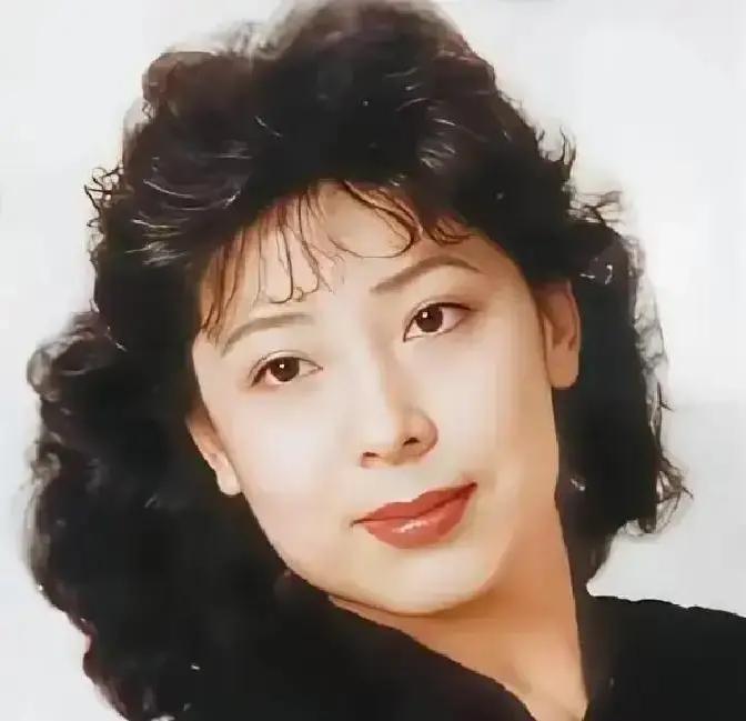 1990年，林岚带着儿子离了婚，前夫一句“要房还是要孩子”，她没吭声，抱起孩子就