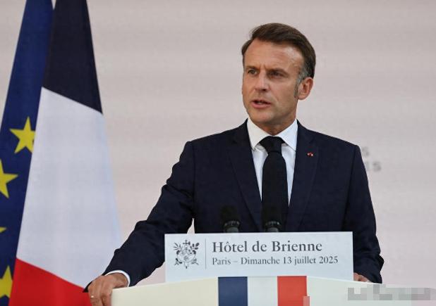 2025年10月，在布鲁塞尔的欧盟峰会上，这位法国总统几乎是直接拍着桌子喊话，催