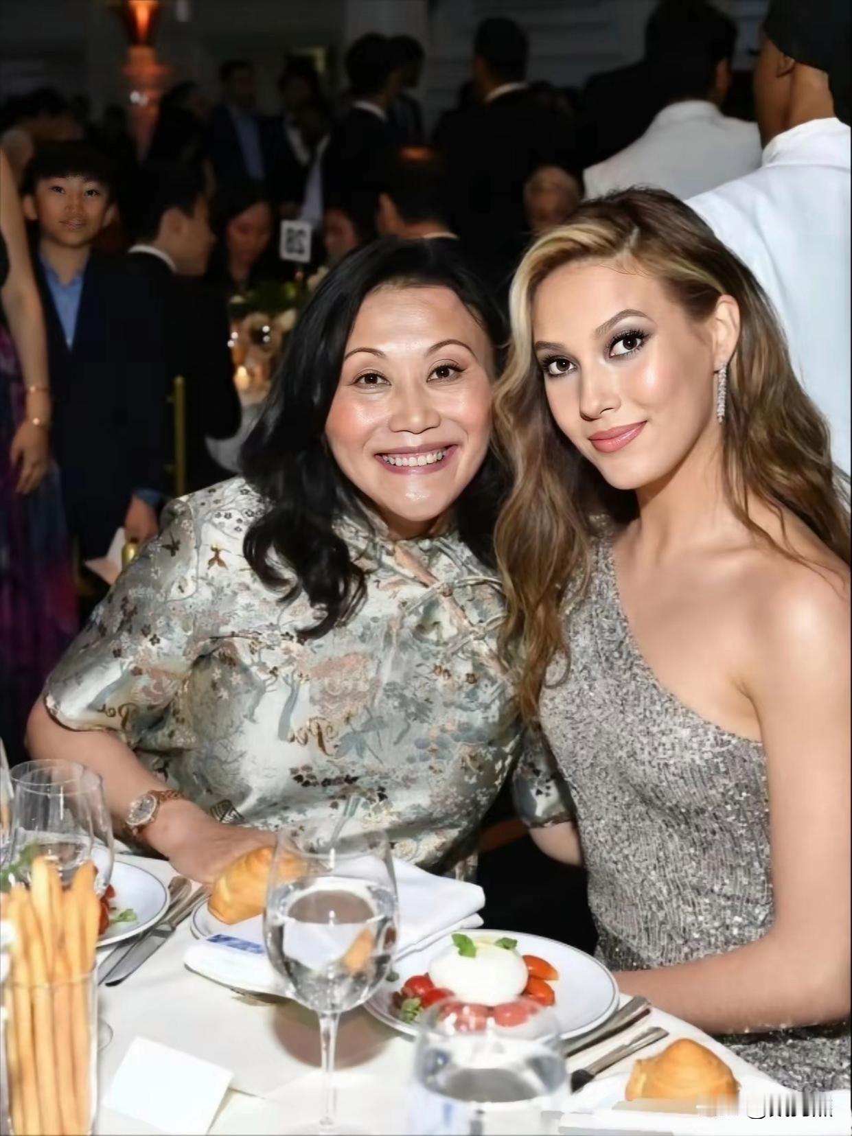 这就是米兰冬奥会自由式滑雪女子U型场地技巧冠军谷爱凌的母亲谷燕，62岁，出生北京