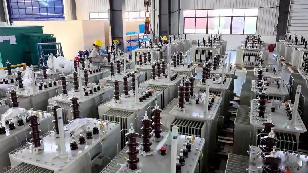 马斯克又说对了！谁能想到，今年卡全球科技脖子的不是芯片，竟是变压器这个“铁疙瘩”