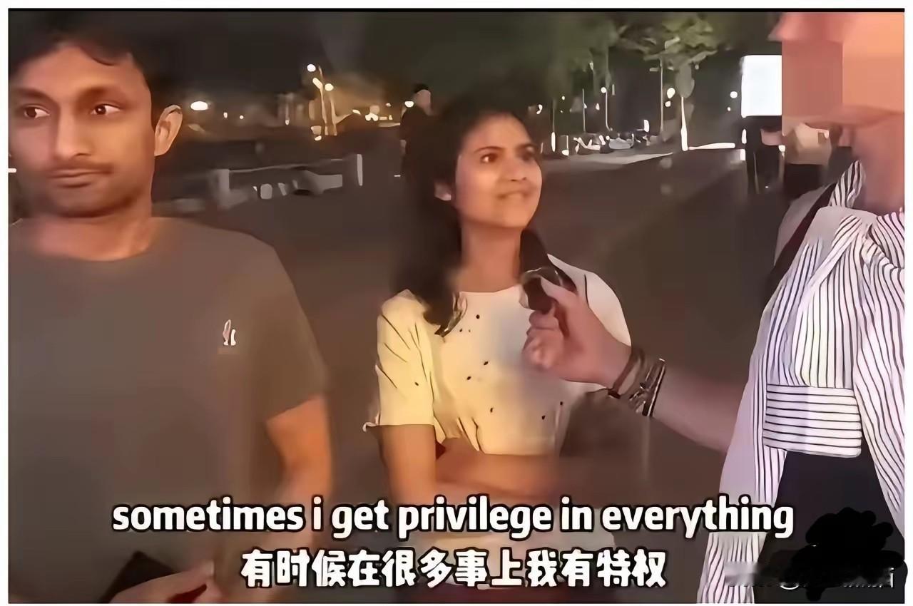 关于两名印度留学生说自己有“特权”一事，校方也紧急做了回应。对于这两名印度留学