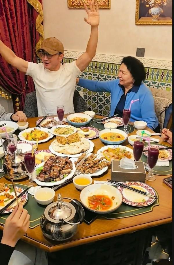 尼格买提晒出家宴，满满一桌子菜，我对“面肺子”和“和田粽子”特别好奇，和田粽子一