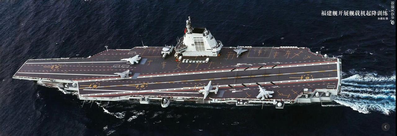 福建号航母超级清晰大图，这应该是从福建舰上的搜救型直九上拍摄的照片，这个机位可只