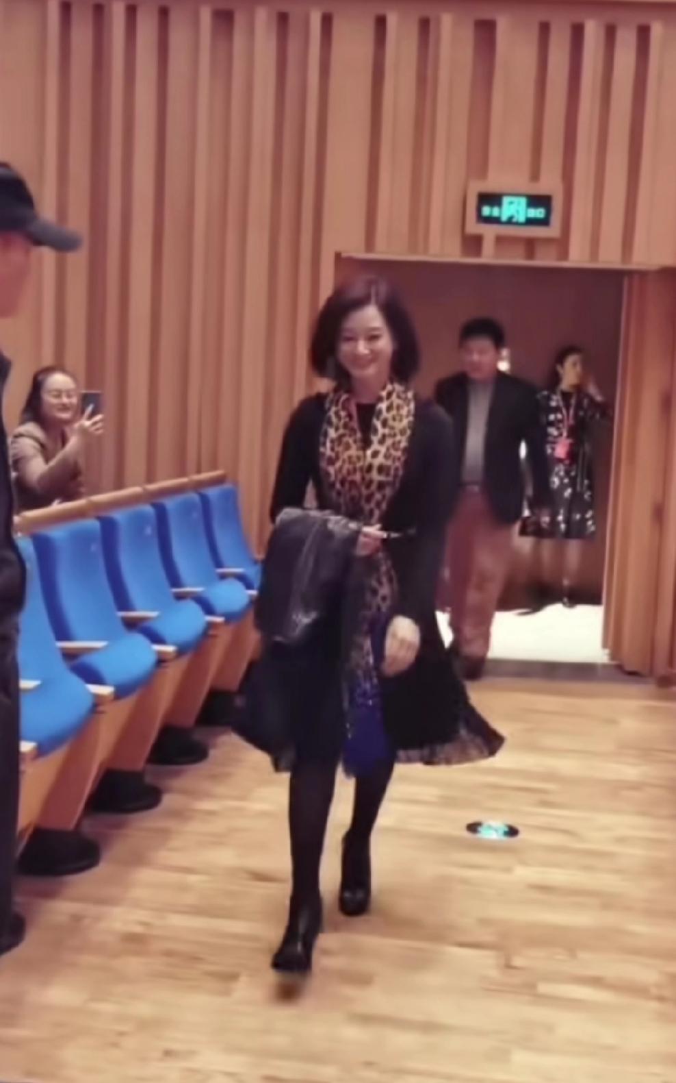 宋祖英剪了短发之后又漂亮又干练！她穿着黑色套装搭配豹纹围巾，时尚感直接拉满，