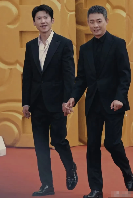 在华表奖的红毯上，张译和王骁牵手同行。他们步伐一致，仿佛带着一种默契与从容。47
