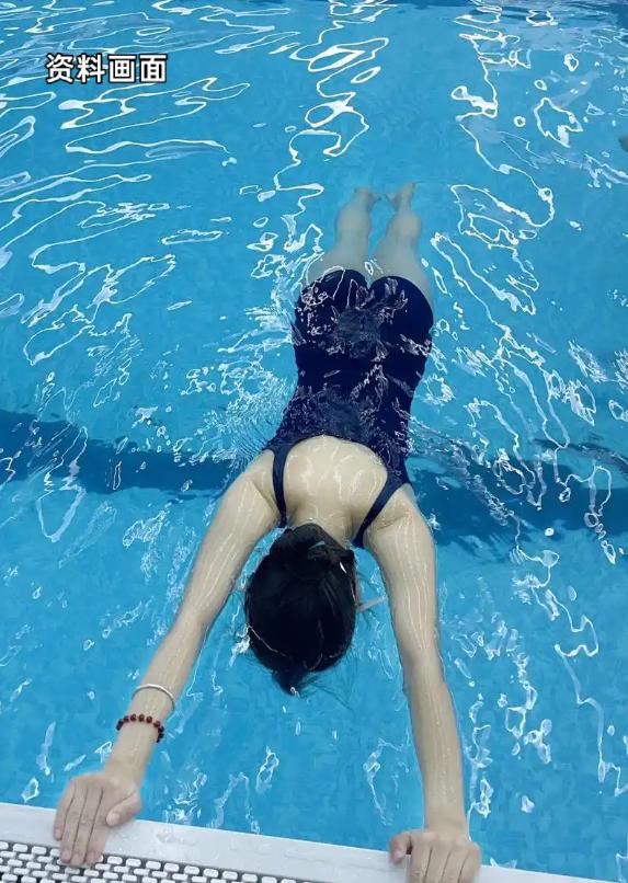 上海，一长相甜美、身材火辣的女子在游泳馆游泳，被一猥琐男盯上。男子看着女子的敏感
