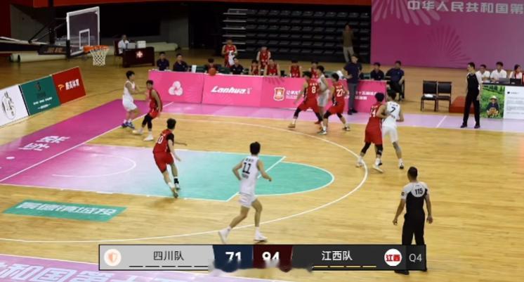 全运会U22预赛奇葩一幕。。。。。。场上4打5，但是四川队实际上了5个，有一个球