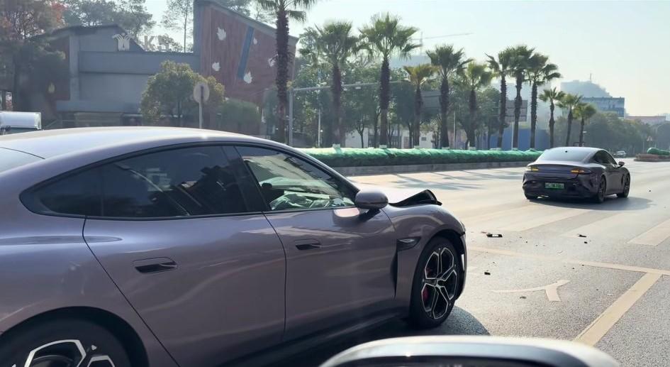 广西桂林。两台霞光紫小米su7发生追尾事故，两车都有不同程度的损毁……这种交通